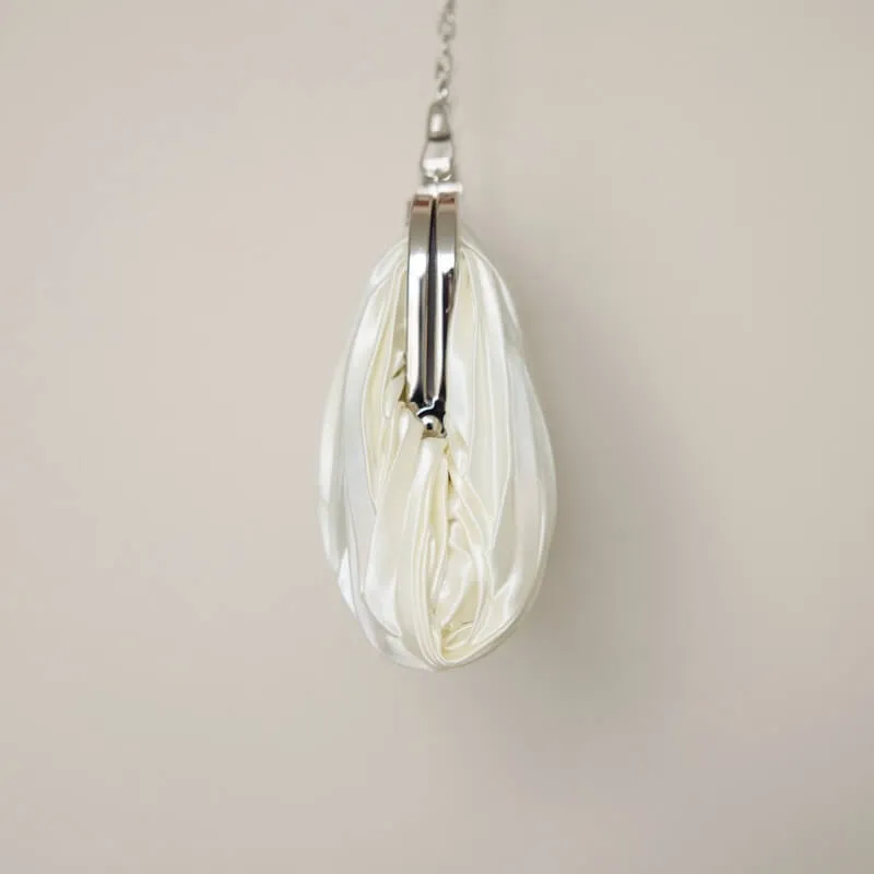 ホワイトのサテンプリーツハンドバッグ