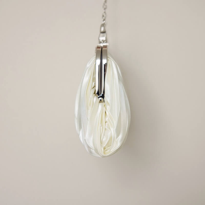 ホワイトのサテンプリーツハンドバッグ