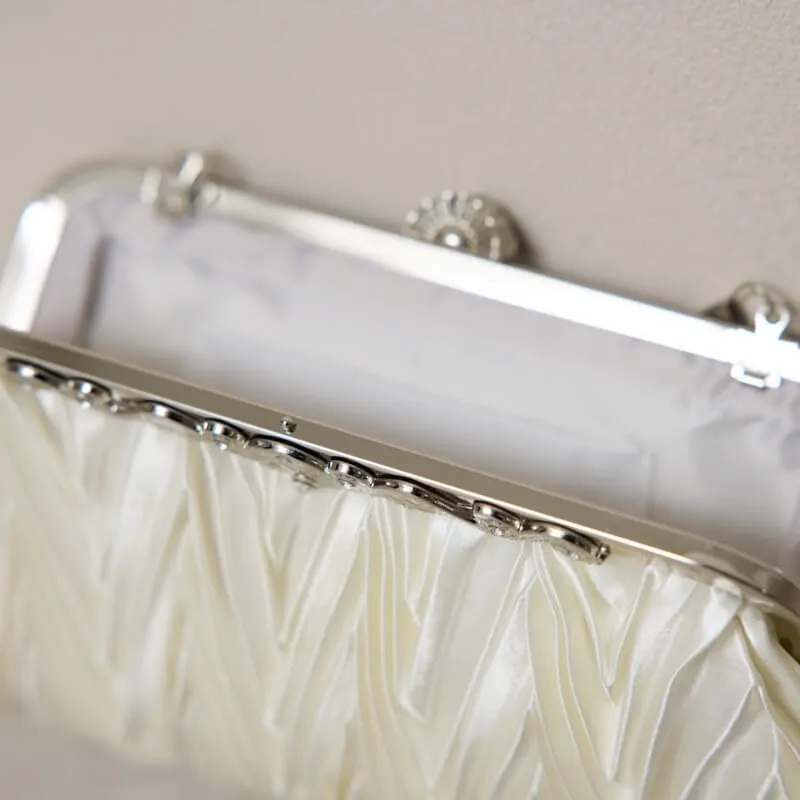 ホワイトのサテンプリーツハンドバッグ
