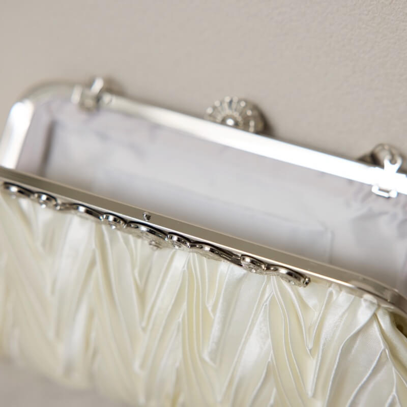 ホワイトのサテンプリーツハンドバッグ