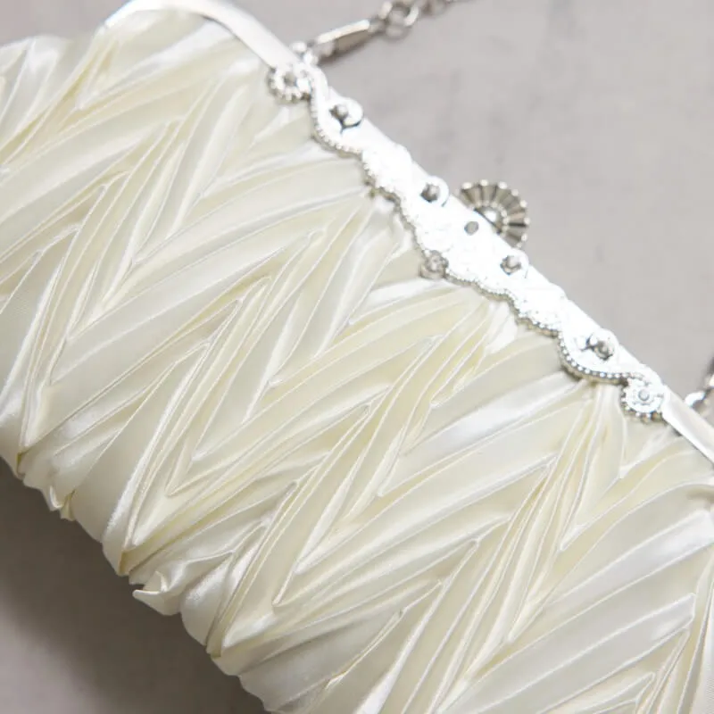 ホワイトのサテンプリーツハンドバッグ