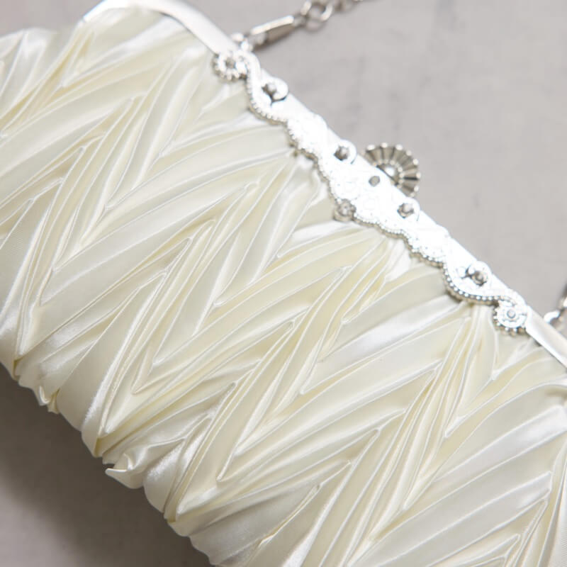 ホワイトのサテンプリーツハンドバッグ