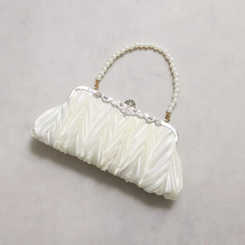 ホワイトのサテンプリーツハンドバッグ