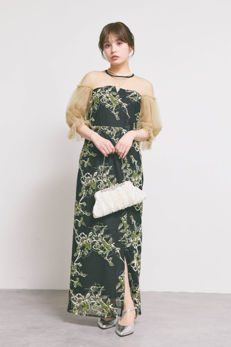 ホワイトのサテンプリーツハンドバッグ