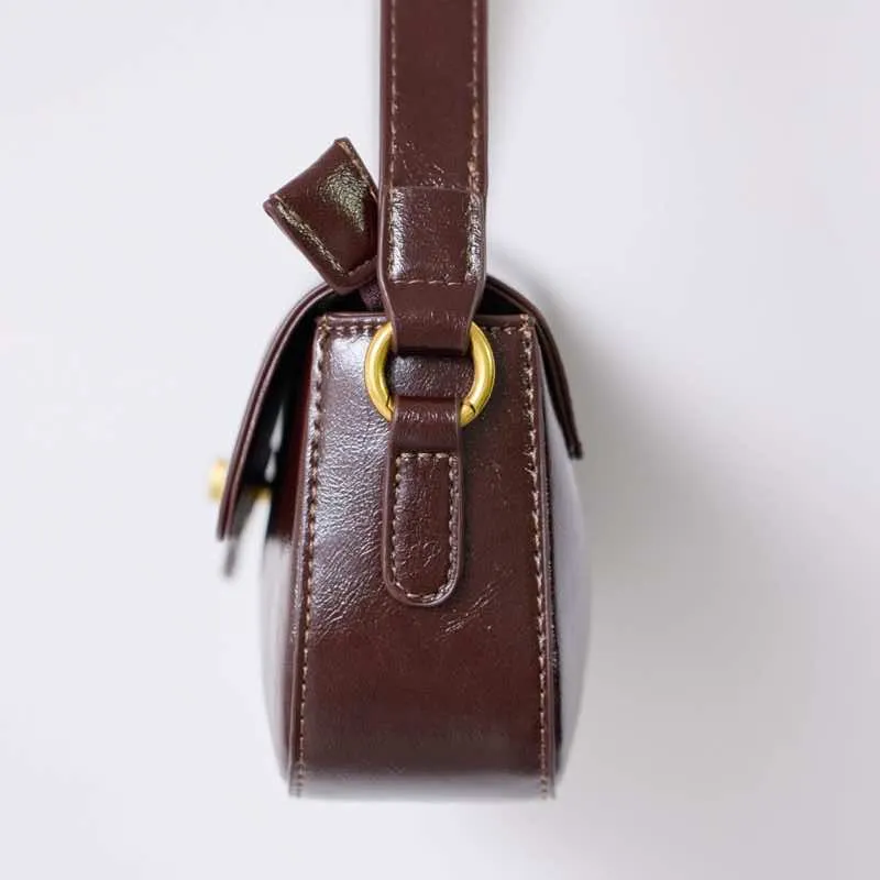 ブラウンのワンハンドルスクエアバッグ