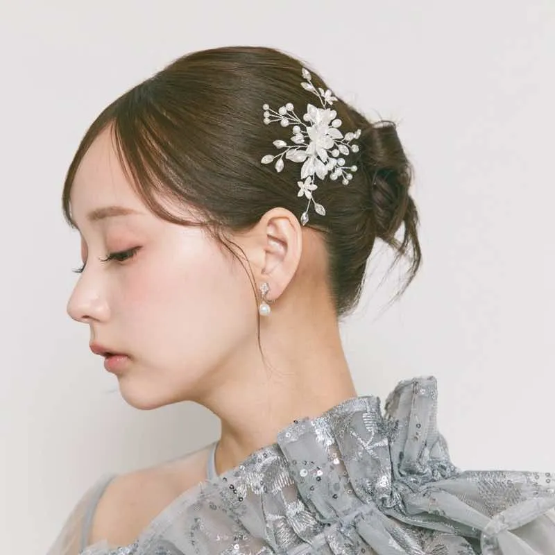 シルバーフラワー×ミニパールのヘアクリップ