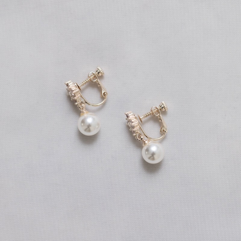 ピンクゴールドのキュービックジルコニア×パールイヤリング