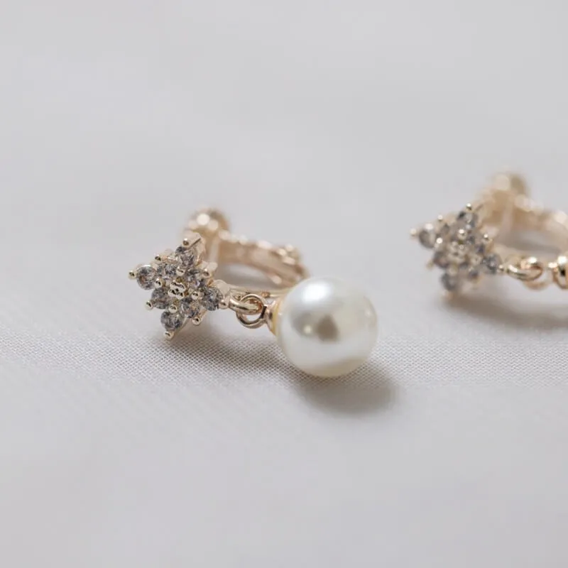 ピンクゴールドのキュービックジルコニア×パールイヤリング