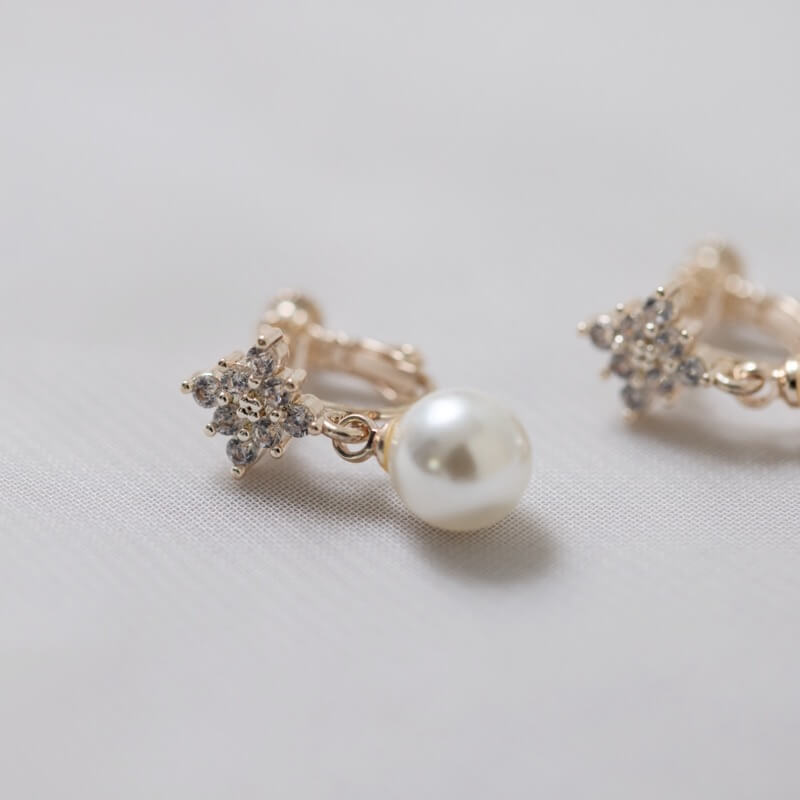 ピンクゴールドのキュービックジルコニア×パールイヤリング