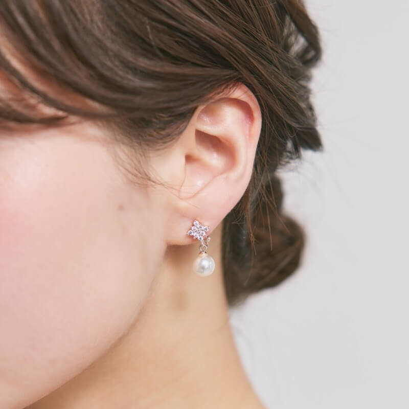 ピンクゴールドのキュービックジルコニア×パールイヤリング