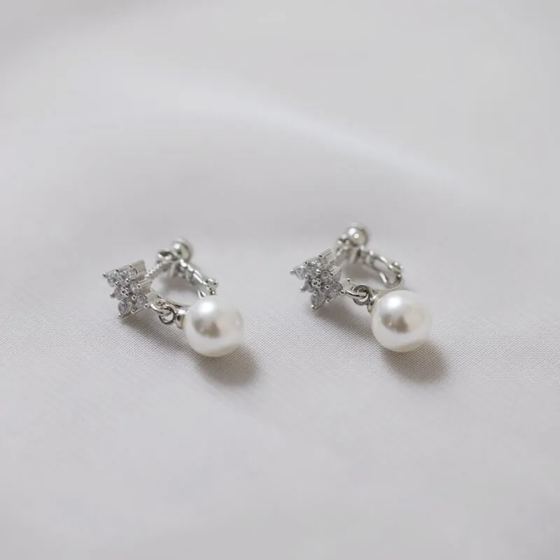シルバーのキュービックジルコニア×パールイヤリング