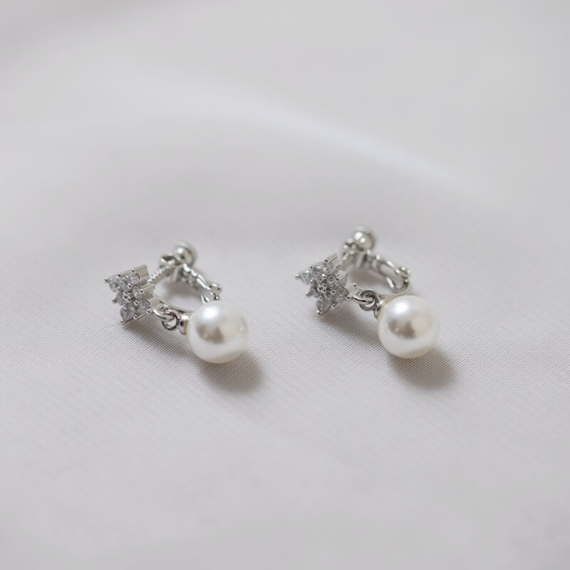 シルバーのキュービックジルコニア×パールイヤリング