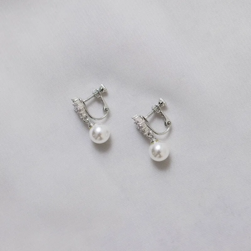 シルバーのキュービックジルコニア×パールイヤリング