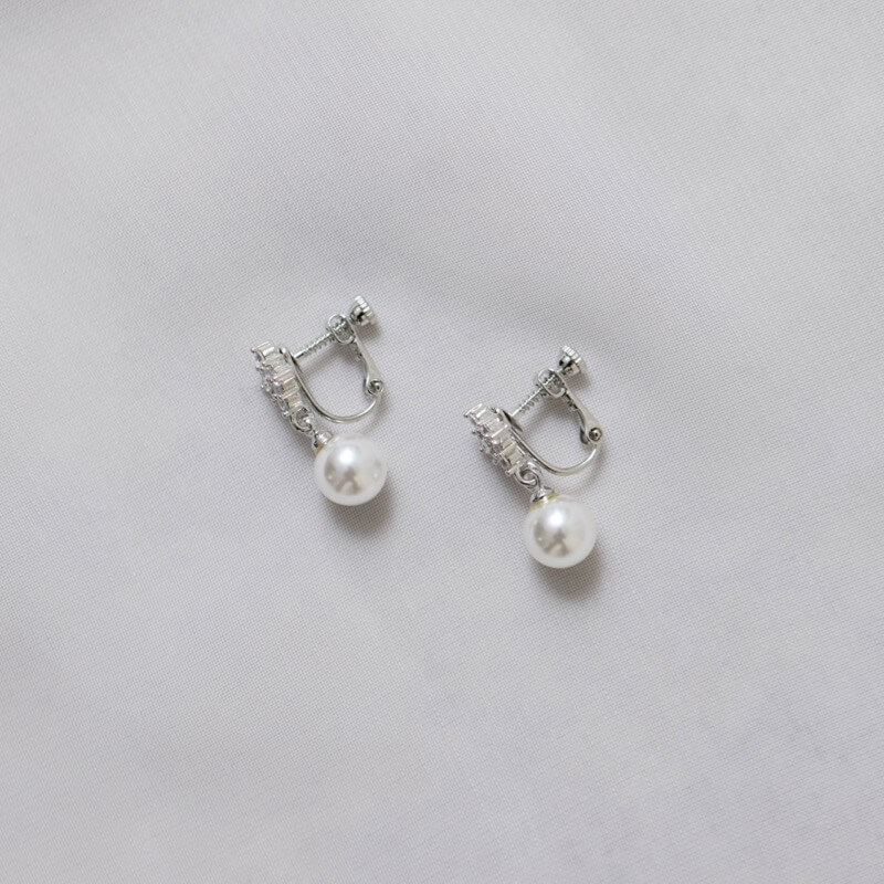 シルバーのキュービックジルコニア×パールイヤリング
