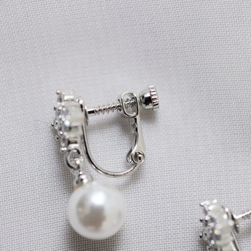 シルバーのキュービックジルコニア×パールイヤリング