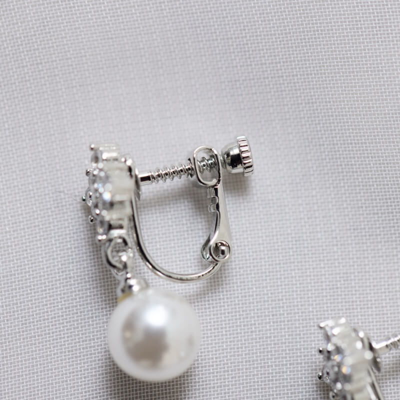 シルバーのキュービックジルコニア×パールイヤリング