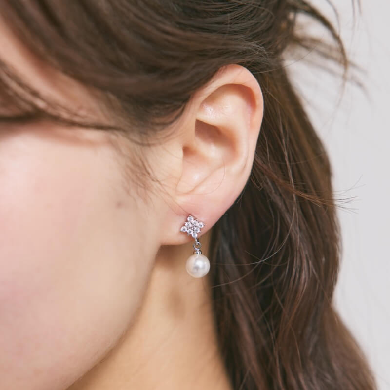 シルバーのキュービックジルコニア×パールイヤリング