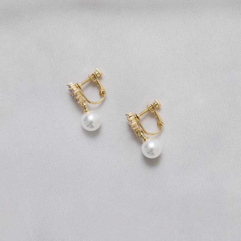 ゴールドのキュービックジルコニア×パールイヤリング