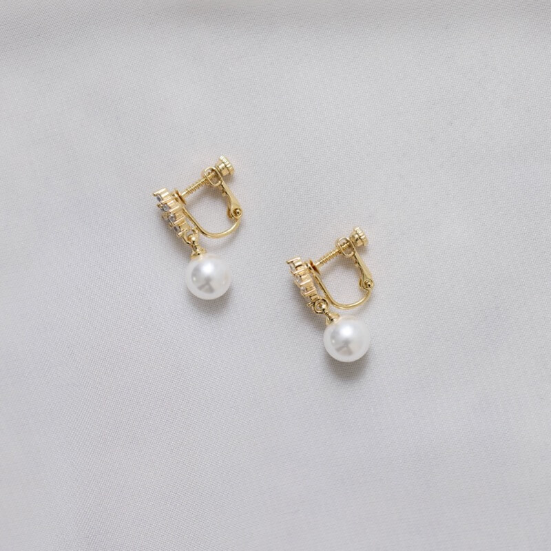 ゴールドのキュービックジルコニア×パールイヤリング