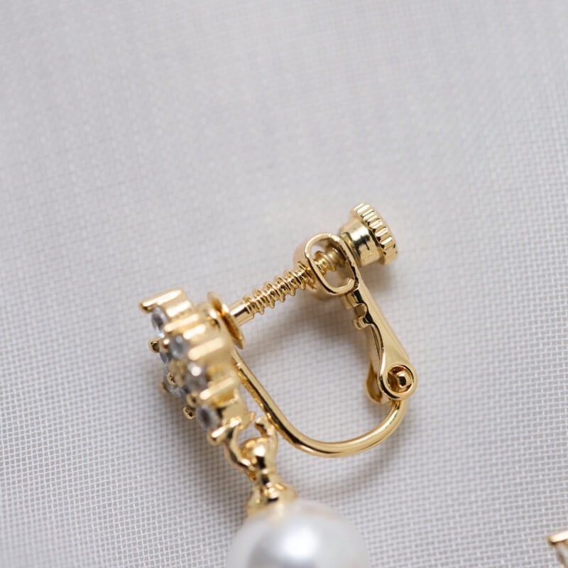 ゴールドのキュービックジルコニア×パールイヤリング