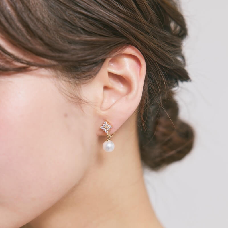 ゴールドのキュービックジルコニア×パールイヤリング