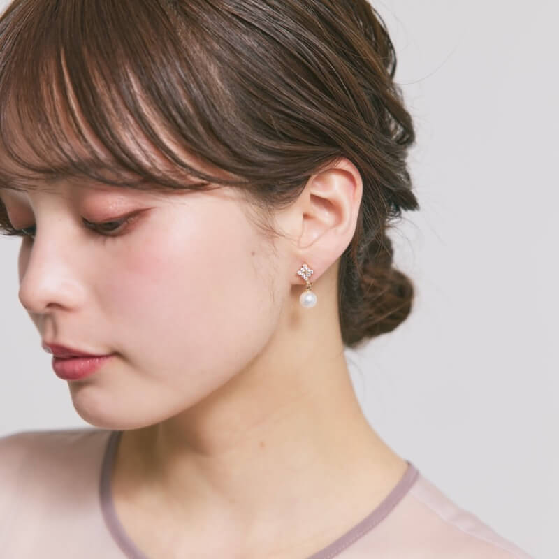 ゴールドのキュービックジルコニア×パールイヤリング