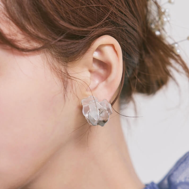 シルバーのフラワーアートイヤリング