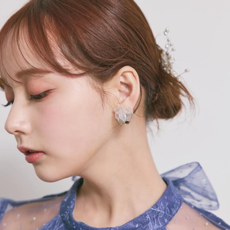 シルバーのフラワーアートイヤリング