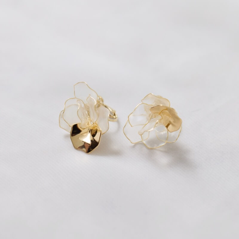 ゴールドのフラワーアートイヤリング