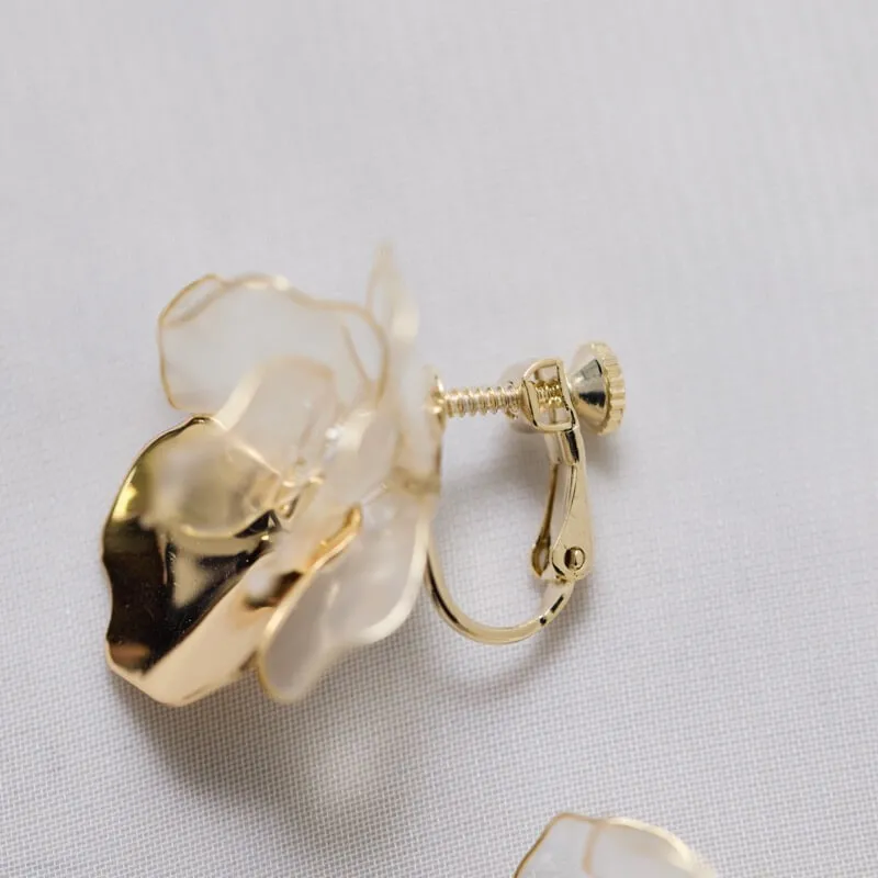 ゴールドのフラワーアートイヤリング