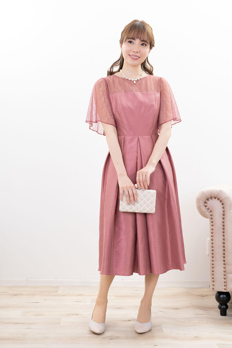 ローズピンクのデコルテレースドレス