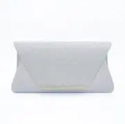 シルバーラメのクラッチバッグ