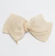 ベージュのダブルリボンパール付きバレッタ