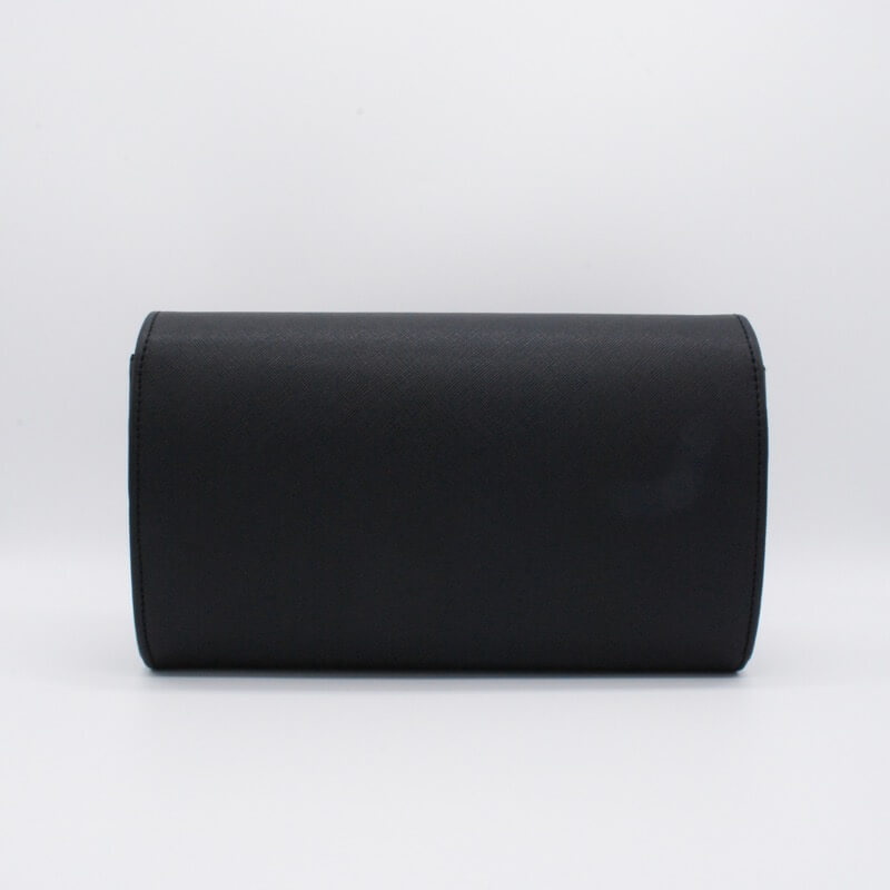 黒のカラーメタルクラッチバッグ