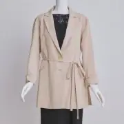 ベージュのテーラードジャケット