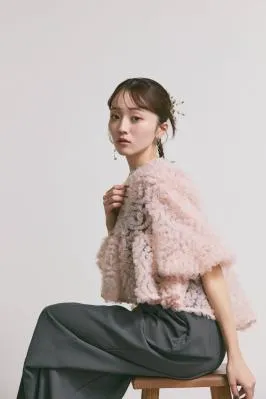 ピンク×チャコールのペタルテクスチャーパンツドレス