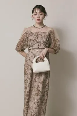 ベージュのフラワーエンブロイダリーパフスリーブドレス