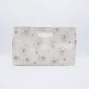 オフホワイトのフラワー刺繍のクラッチバッグ